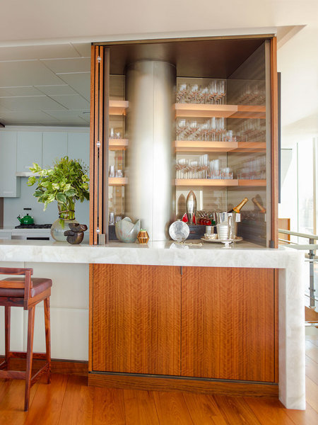Un gabinete de bar de madera majestuosa diseñado por Phillip Thomas es una adición refinada a un área