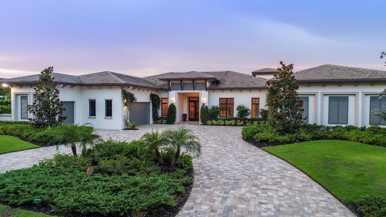 Esta casa a la medida construida para el profesional de golf y comentarista Mark Lye en Naples, Flori