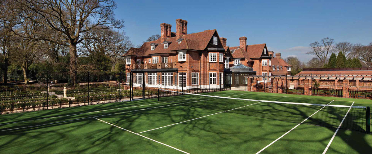 El nuevo patio de Bieber. ¿Alguien juega tenis?