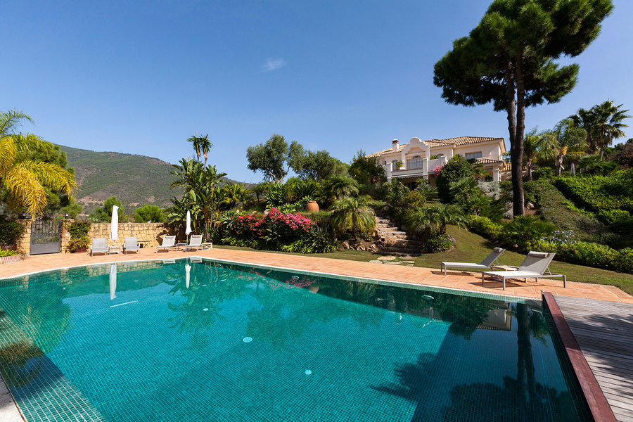 Una casa de cinco dormitorios y cinco baños en el barrio de La Zagaleta en Marbella a la venta por US