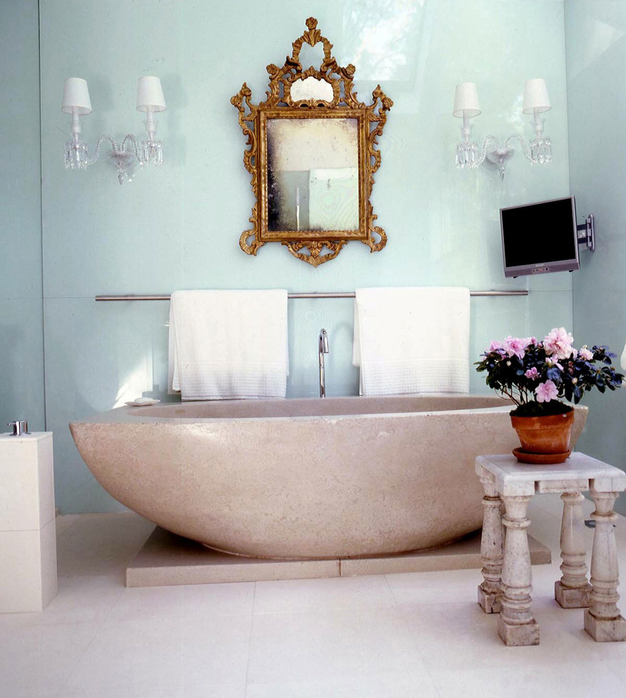 Este baño diseñado por Vicente Wolf de Vicente Wolf Associates, Inc. en Nueva York incorpora artículo
