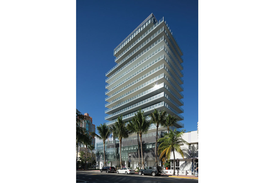 这座高楼由建筑师勒内·冈萨雷斯设计,园林设计由设计师Raymond Jungles负责。