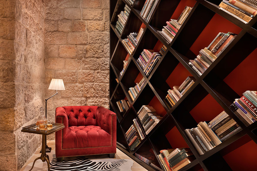 Diseñada por Ariela Gluck, esta sala de estar se convirtió en oficina en Villa Brown, Jerusalén. Cuen