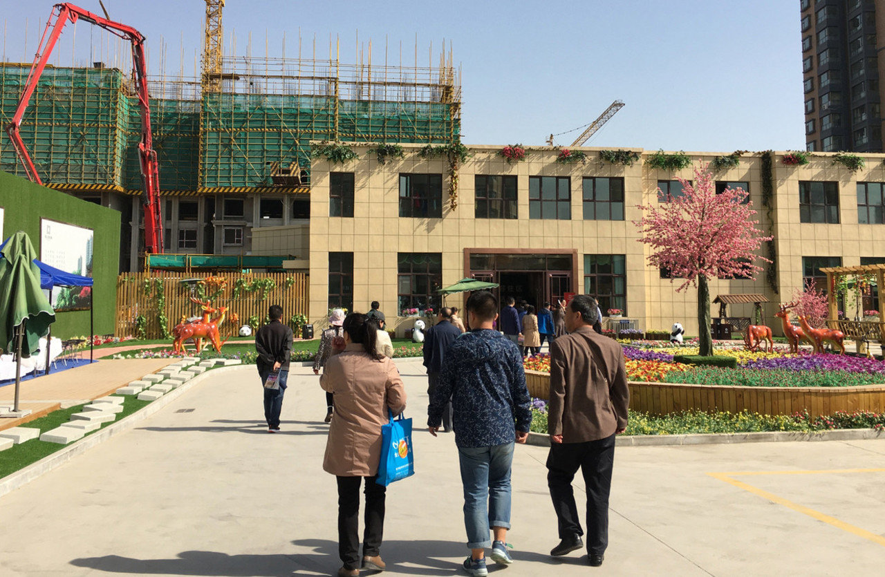 有意向的购房者乘坐公车穿梭在兰州各大楼盘看房。