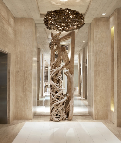 Una escultura de madera natural instalada en 1 Hotel & Homes South Beach, Miami, por Debora Agui