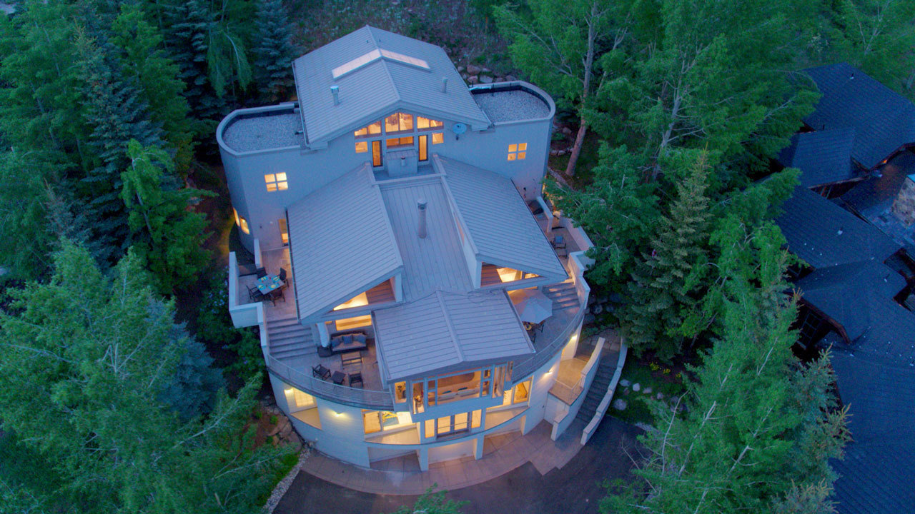 Esta casa contemporánea de montaña fue puesta en venta previamente por US$5,699 millones. La licitaci