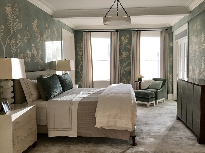El papel de pared floral le da un aire de elegancia a este dormitorio diseñado por Erica Millar.