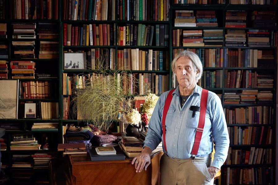 图为John Bennett在其西村住宅的客厅中。