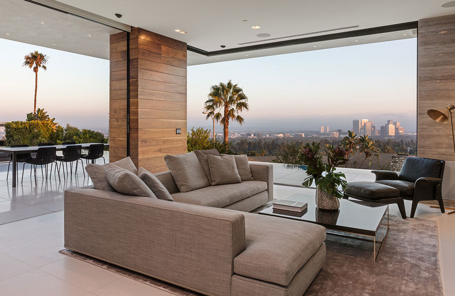 Las vistas panorámicas desde el centro al océano en una construcción nueva en Beverly Hills.