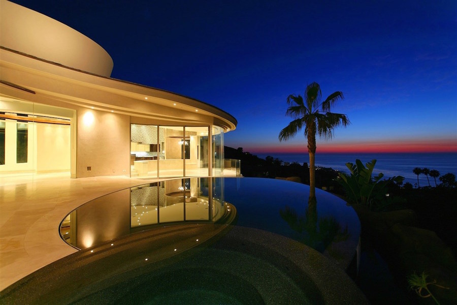 La casa de los Supersónicos tiene una arquitectura curvilínea para optimizar las vistas al océano.